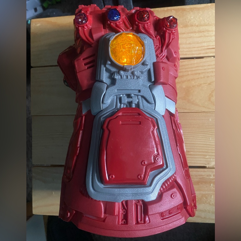 2018 Marvel Avengers: Endgame Red Infinity Gauntlet Electronic Fist • Hasbro
